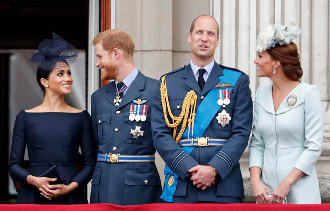 Trong lần thứ hai được sánh đôi trên ban công Điện Buckingham, Meghan và Harry lại tiếp tục nhìn nhau đắm đuối, ánh mắt ngập tràn hạnh phúc.
