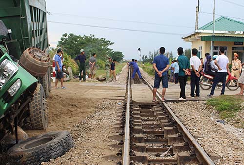 Đường sắt thông tuyến sau hơn một giờ.