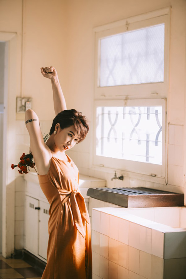 Uyên Linh chia sẻ cô rất ưng ý về sản phẩm mới dù suốt hai ngày quay phim, cô đã dầm mưa, tắm mình dưới nắng trong nhiều giờ. 