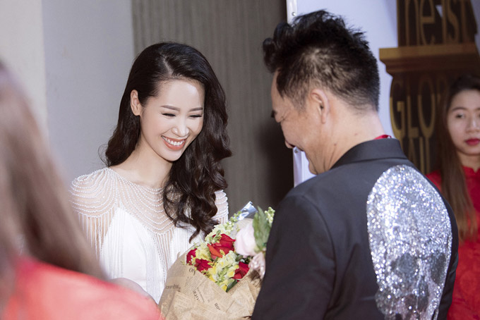 Cô chia sẻ ban tổ chức sự kiện đã tặng hoa và gửi lời chúc mừng trước tin cô đăng quang Mrs Worldwide 2018. Họ mong cô sẽ dùng sức ảnh hưởng của mình để đóng góp nhiều hơn cho việc quảng bá hình ảnh của Việt Nam đến bạn bè quốc tế.