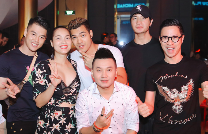 Cặp đôi hội ngộ nhiều bạn bè như MC Anh Quân (đeo kính), Nam vương Nguyễn Văn Sơn (đội mũ) trong tiệc mừng tuổi mới của anh Timmy Quang Quậy (mặc áo trắng, đứng phía trước).
