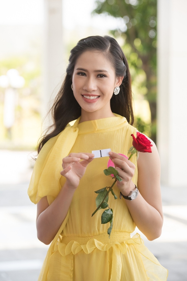 Thu Chiêu rạng rỡ trong một hoạt động ghi hình.