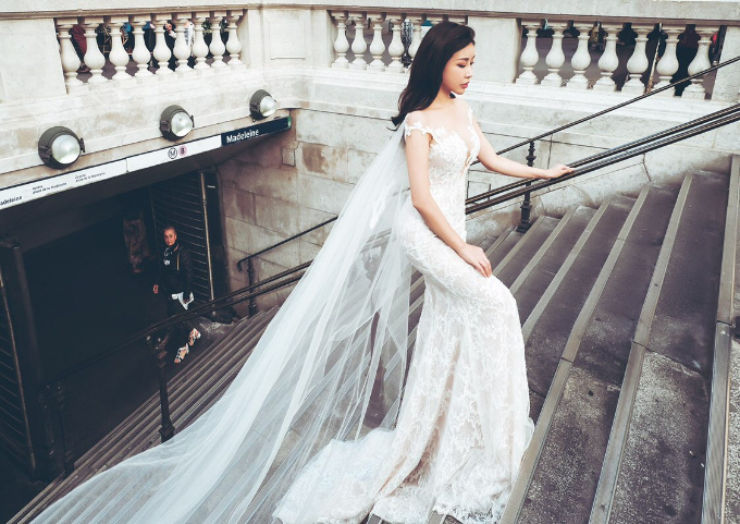 Diện một trong những thiết kế ấn tượng của thương hiệu Calla Bridal, chiếc đầm đuôi cá kết hợp chất liệu ren, voan cao cấp của Pháp tôn lên vóc dáng gợi cảm nhưng vẫn vô cùng thanh lịch của Hoa hậu Lam Cúc