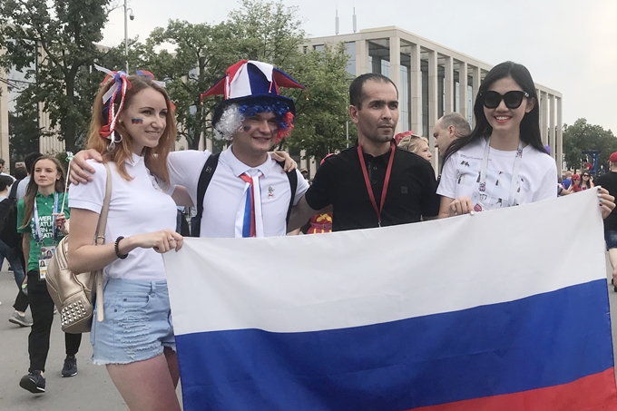 Thanh Tú cho biết cô yêu thích đội Pháp và vô cùng hạnh phúc khi Pháp giành chiếc cúp vô địch thứ hai.