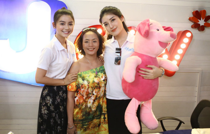 Tham gia cine tour cùng Á hậu còn có Hoa hậu siêu quốc gia Myanmar 2013, Khin Wint Wah (ngoài cùng bên trai) - tình địch của Huyền My trên màn ảnh. 