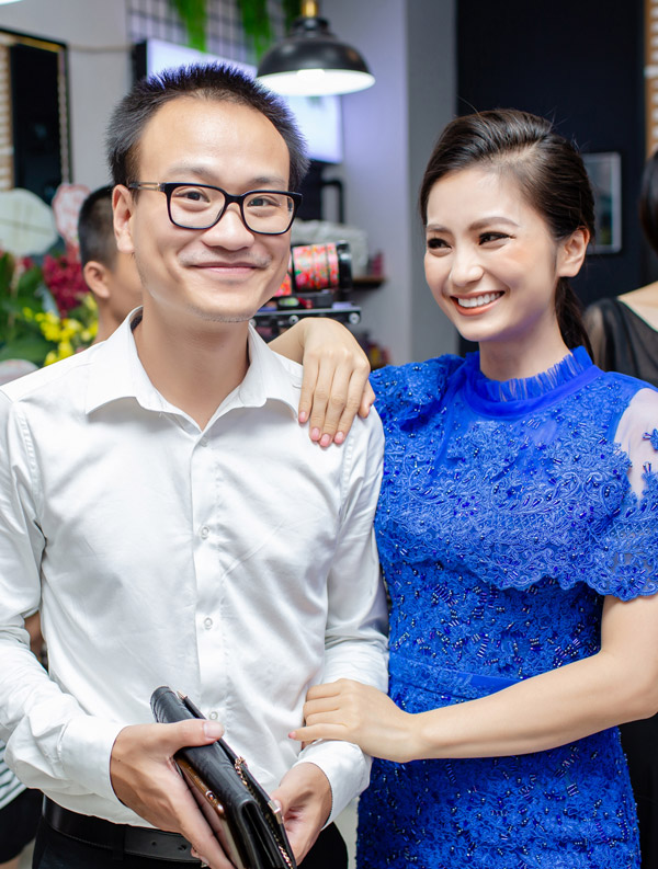 Ông xã của Diệu Hương hiếm hoi sóng đôi cùng vợ tham gia các sự kiện. Kết hôn từ nhiều năm nay, nữ diễn viên không còn tham gia nhiều hoạt động nghệ thuật vì muốn dồn mọi tâm huyết cho vai trò làm vợ, làm mẹ. Tổ ấm của vợ chồng cô đã có hai nhóc tỳ.