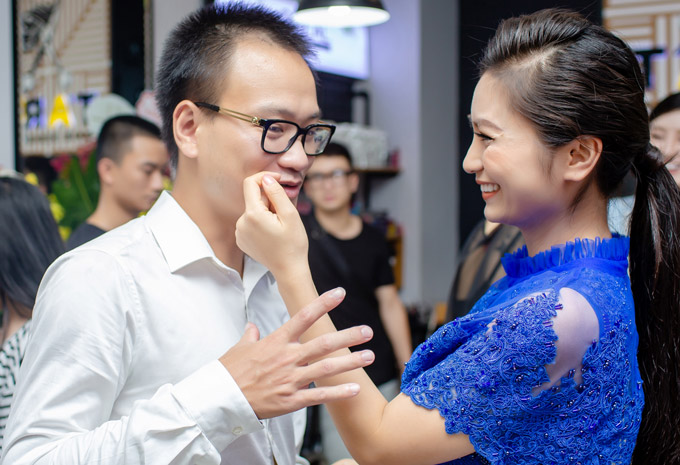 Diệu Hương tâm sự cô nhận được nhiều lời mời của các đạo diễn nhưng cô gần như từ chối bởi không sắp xếp được thời gian và chưa gặp được kịch bản nào ưng ý. Bộ phim cuối cùng cô tham gia là Bánh đúc có xương vào năm 2014. Tôi là người phụ nữ của gia đình nên không thể vì sự nghiệp riêng mà bỏ bê chuyện chăm sóc chồng con. Tôi nghĩ ở mỗi một giai đoạn của cuộc đời, mình cần xác định điều gì là quan trọng và có ý nghĩa nhất. Hiện tại, gia đình là điều tôi quan tâm số 1 nên tôi chấp nhận gác lại đam mê phim ảnh, cô chia sẻ. 
