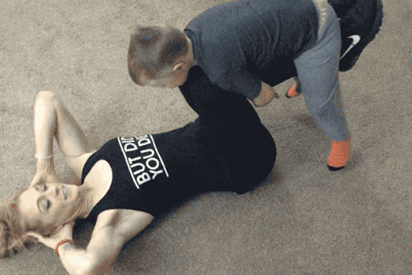 Ngoài ra, Veronica còn tập luyện theo chương trình Beachbodys 21 Day Fix tại nhà. Trong một tuần, cô sẽ dành hai buổi tập cardio, hai buổi tập các bài săn chắc cơ và hai buổi tập yoga, pilates. Chỉ 30 phút mỗi ngày nhưng chúng thực sự khiến Veronica thay đổi. Cơ thể cô săn chắc hơn, tâm trạng cũng tốt hơn rất nhiều