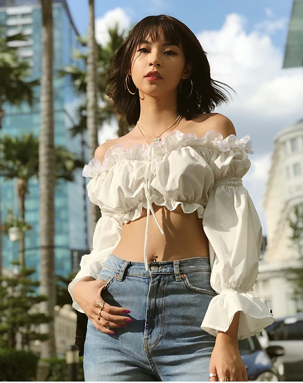 Phí Phhương Anh chọn nhiều kiểu nhẫn, khuyên tai, khoen rốn, vòng cổ để tăng sức hút cho set đồ dạo phố.