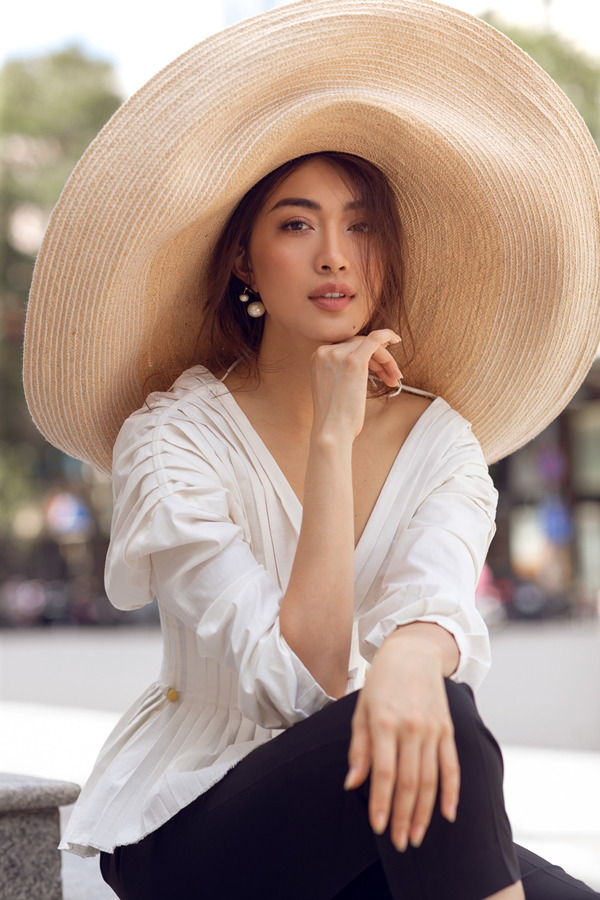Cô tự phối đồ và làm việc trực tiếp với các nhà thiết kế cho mỗi lần xuất hiện mà hiếm khi thông qua stylist.