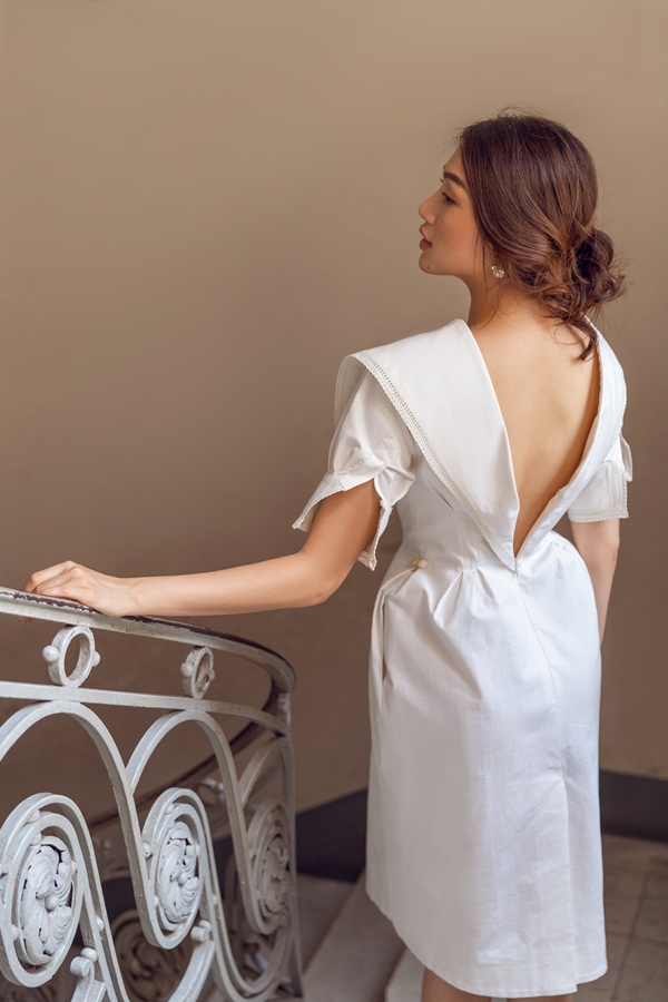 Những chi tiết cắt xẻ khéo léo tôn lên hình thể của người đẹp.