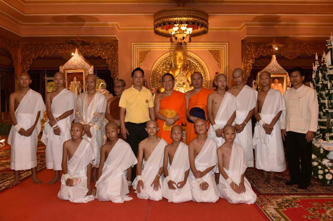 11 thiếu niên và huấn luyện viên sau khi thực hiện lễ cạo đầu để bắt đầu 9 ngày đi tu. Ảnh: AFP. 