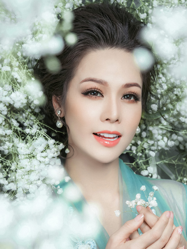 Chuyên gia trang điểm sử dụng màu mắt tone cam đất, tán đều ở phía trên bầu mắt và 1/2 mí mắt dưới, kết hợp với mi giả cong vút giúp đôi mắt vừa to tròn vừa có chiều sâu. 
