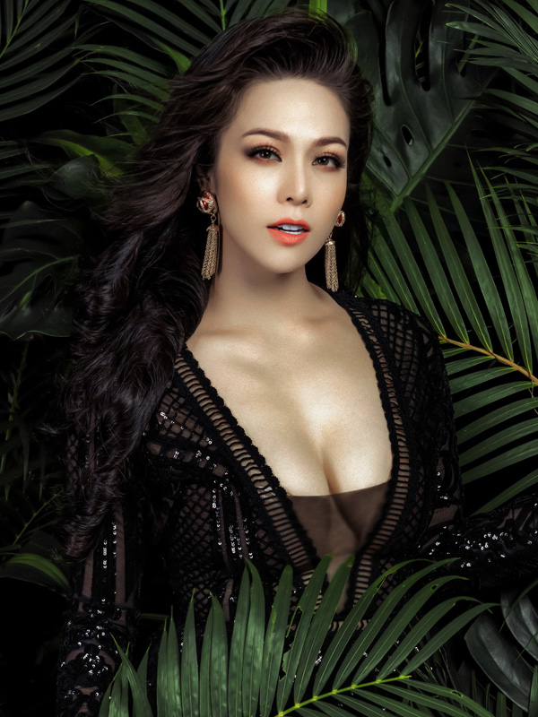 Son môi màu cam sáng dạng lì mang đến vẻ đẹp hiện đại, sắc sảo cho nữ ca sĩ. 