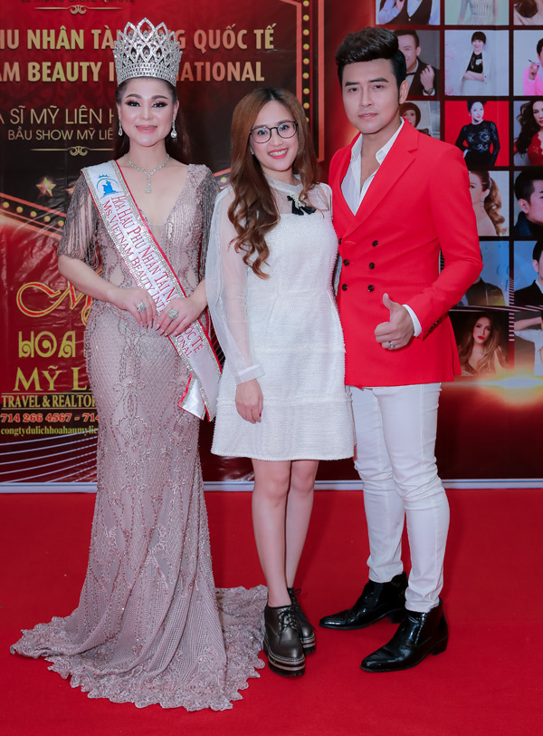Diễn viên Phương Hằng của phim Gạo nếp gạo tẻ sánh đôi ông xã anh Tâm dự tiệc của Hoa hậu Mỹ Liên.