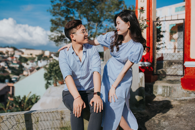 Một lần nọ, bộ phận của tôi có đợt đi du lịch nhưng công ty đang mở mới một siêu thị và cần người xuống hỗ trợ. Tôi liền xung phong ở lại, không đi du lịch vì tôi vốn bị say xe. Tình cờ, anh Hoàng lại là quản lý hỗ trợ mở mới siêu thị đó nên cả hai mới có cơ hội gặp gỡ và trò chuyện nhiều hơn, cô dâu bộc bạch.  