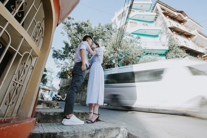 Một tấm hình khác lột tả về tình yêu bình dị, gần gũi của cặp vợ chồng. Uyên ương diện đồ tông xuyệt tông mang gam màu xanh nhạt trong những tấm hình cưới. 