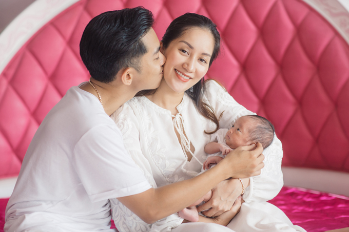 Ngày 13/6, vợ chồng Khánh Thi - Phan Hiển đón con gái thứ hai, sớm hơn 1 tháng so với dự sinh. Em bé được bố mẹ đặt tên là Anna, nằm lồng ấp khoảng 3 tuần trước khi được đưa về nhà.