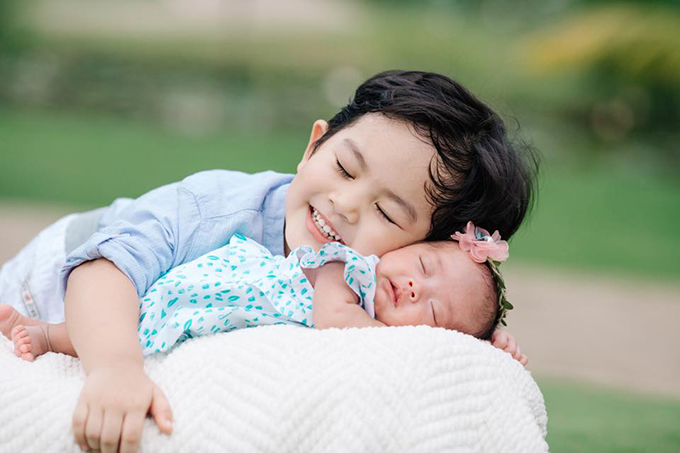 Khánh Thi cho biết con gái giống hệt anh trai Kubi lúc mới sinh vì thừa hưởng nhiều nét đẹp của bố và nhà nội. Cô bé lần đầu được bố mẹ giới thiệu với bạn bè tại tiệc đầy tháng. Sau khi có con gái thứ hai, kiện tướng dancesport càng trở nên bận rộn. Cô được ông xã Phan Hiển hỗ trợ mọi công việc, kể cả trông Kubi lẫn bế ẵm Anna.