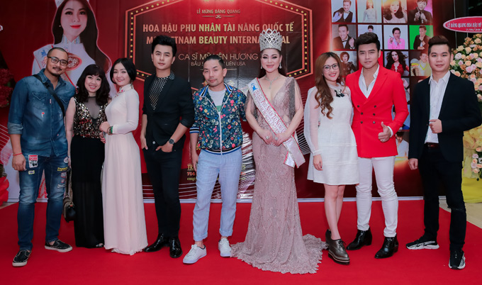 Ca sĩ Bạch Lan (thứ hai từ trái qua), Dương Hiếu Nghĩa (thứ tư từ trái qua) cũng dự event này.
