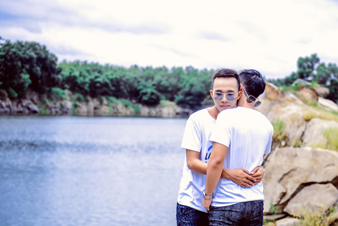 Theo Nguyễn Tân, Minh Hóa luôn đối xử tốt với anh và bạn bè xung quanh. Hóa biết quan tâm, lo lắng, chia sẻ với Tân những lúc mà cậu gặp khó khăn và là người chồng tuyệt hảo.