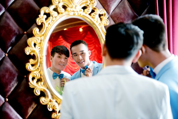 Nhân vật chính của bộ hình là chú rể Minh Hóa (27 tuổi, đầu bếp) và chú rể Nguyễn Tân (22 tuổi, nhân viên ngân hàng kiêm MC) đều sinh sống và làm việc tại Tây Ninh. Bộ ảnh được thực hiện nhanh chóng trong vòng một ngày.