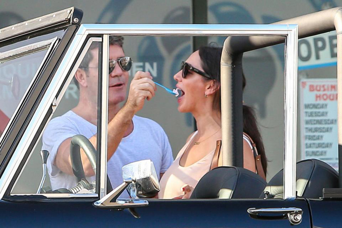 Trong một lần khác, Simon lái xe jeep chở Lauren tới cửa hàng kem nổi tiếng ở Beverly Hills, Los Angeles. Vị giám khảo quyền lực của chương trình Got Talent và X-Factor Anh - Mỹ trông rất háo hức và vui sướng khi chăm sóc bạn gái.