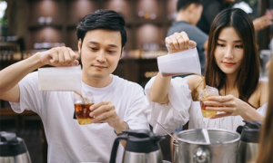 Diễm My, Quang Vinh học làm trà sữa ở Đài Loan Diễm My, Quang Vinh học làm trà sữa ở Đài Loan