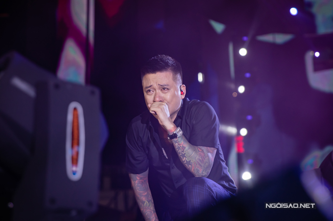 Tuấn Hưng ngồi sụp khóc nức nở trong liveshow Cảm ơn - 5