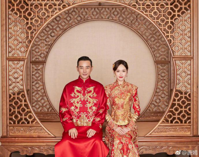 Cặp đôi mặc áo cưới truyền thống. Hai bộ đồ được thêu tay bởi nhà thiết kế nổi tiếng Guo Pei. Riêng váy của Đường Yên mất khoảng 4.506 giờ để thêu thủ công và cắt may, trong khi áo của chú rể có phần đơn giản hơn. Ngoài trang phục truyền thống, tân lang, tân nương mặc trang phục cưới hiện đại của các thương hiệu quốc tế. 