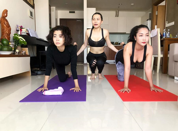 Mai Phương tập yoga tại nhà cùng Ốc Thanh Vân. 