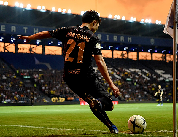 Xuân Trường trong tình huóng sút phạt góc. Ảnh: Buriram United.