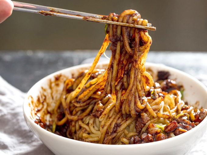 Jajangmyeon là món ăn phổ biến ở Hàn.