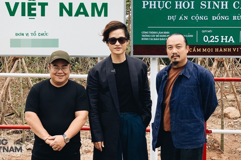 Ca sĩ Hà Anh Tuấn (giữa) cho biết Rừng Việt Nam là dự án cộng đồng từng được anh chia sẻ tại liveshow Truyện ngắn hồi cuối năm 2019. Dù gặp nhiều gián đoạn do dịch Covid-19, êkíp vẫn quyết tâm, tích cực triển khai hợp tác cùng với các địa phương, lực lượng kiểm lâm thời gian qua để thực hiện lời hứa.