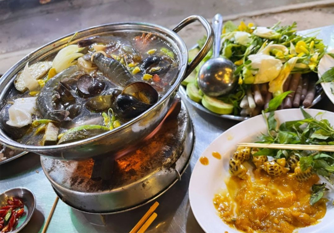 Huyền My một mình ăn hết hai đĩa ốc Cần Thơ - 2
