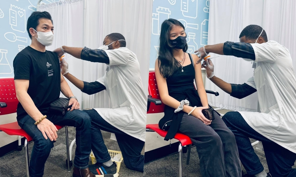 Bố con Trần Bảo Sơn tiêm vaccine ở Mỹ - Vimarsana News