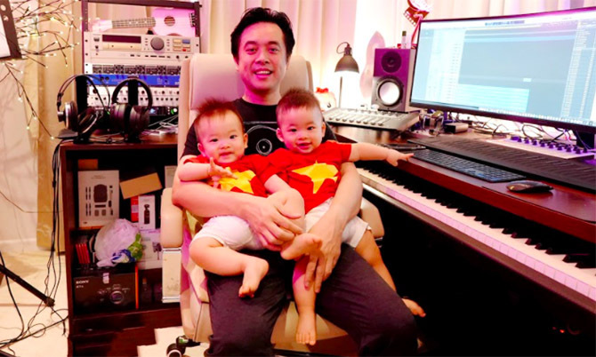 Dương Khắc Linh vừa trông cặp song sinh vừa làm nhạc - Vimarsana News
