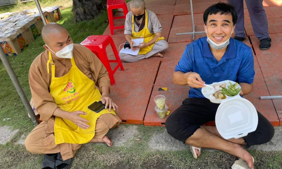 Quyền Linh ngồi bệt ăn cơm từ thiện - Vimarsana News