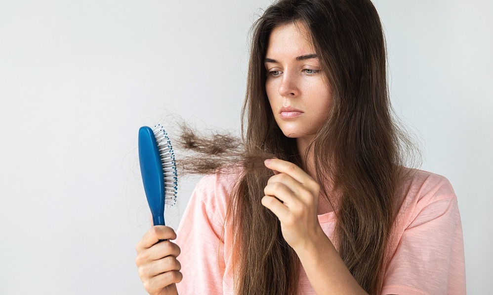 5 thói quen khiến tóc dưỡng mãi vẫn rụng lả tả - Ngôi sao