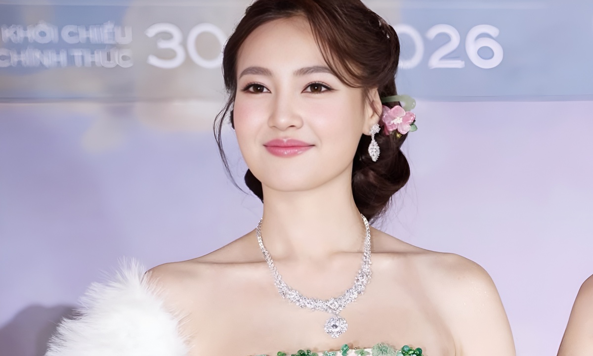 映画のプレミアに出席し、花飾りのドレス姿を見せるラン・ゴック